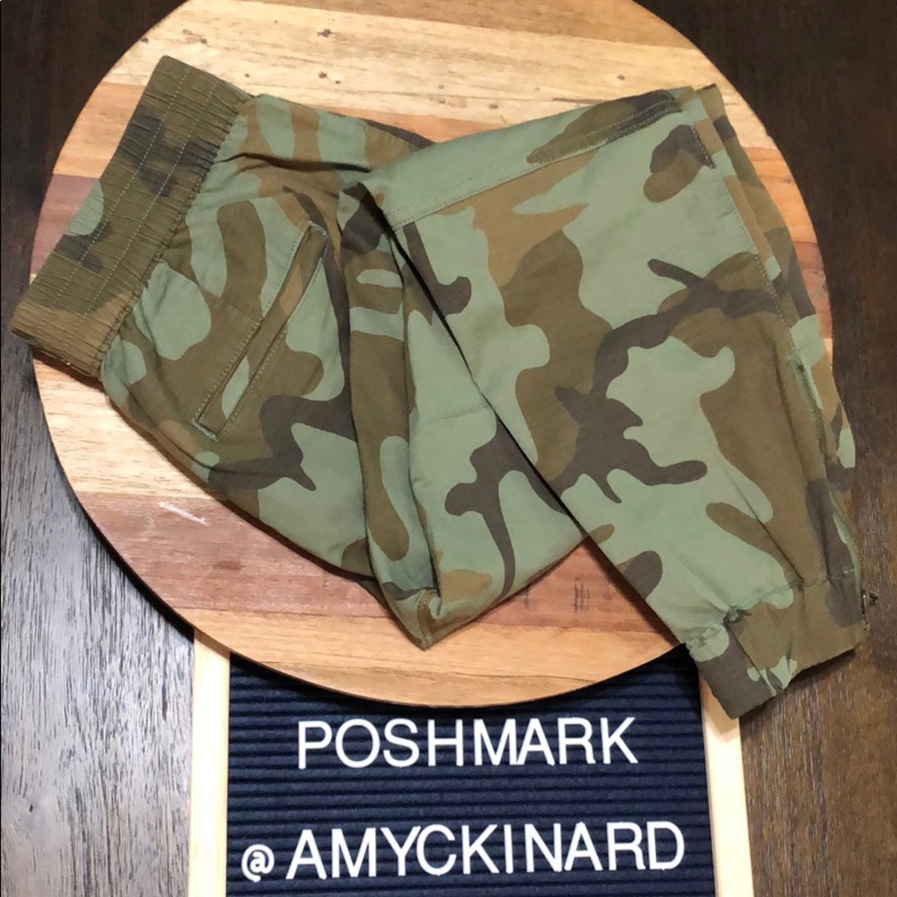 Levi’s Elastic Waist Camo Joggers